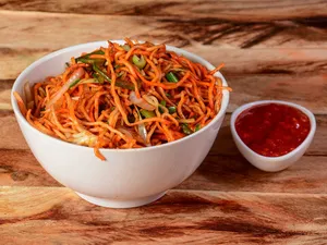 CHICKEN SCHEZWAN NOODLES