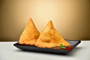 BIG B ALOO MUTTER SAMOSA CHATPATA CHOLE
