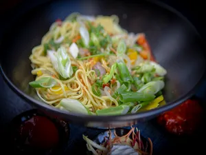VEG HAKKA NOODLES