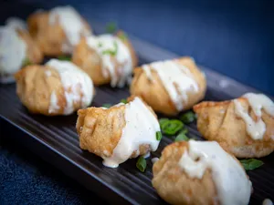 CHEF SPECIAL MURG BATTI MOMOS ( 8 PCS )