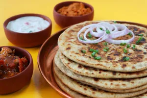 TAWA ALOO PRANTHA WITH CURD & PICKLE