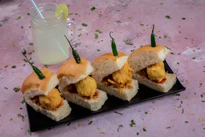 MINI VADA PAV VERSION COMBO